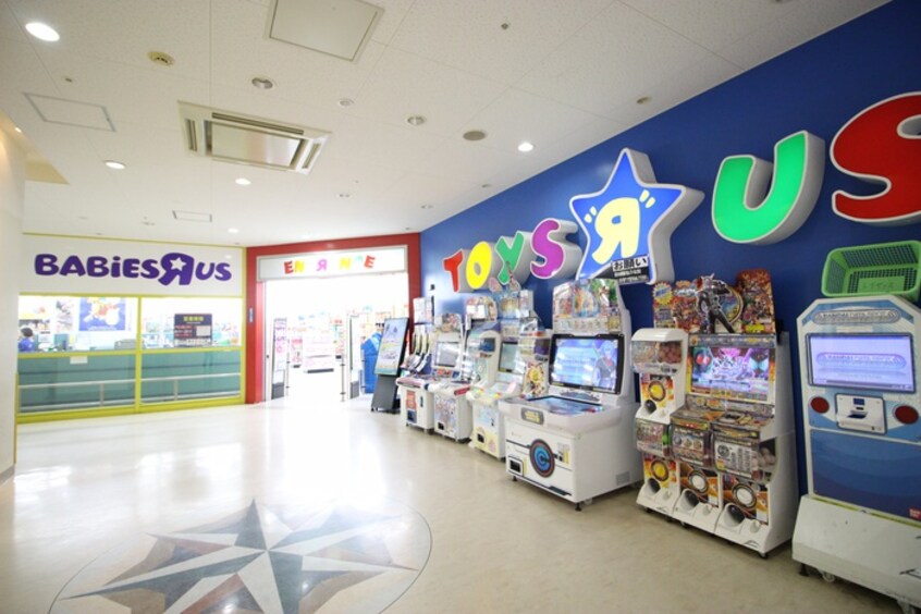 トイザラス(ディスカウントショップ)まで350m グランドシャトー天文町