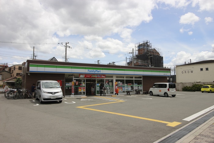 ファミリーマート岸里東２丁目店(コンビニ)まで150m 豊グランドハイツ