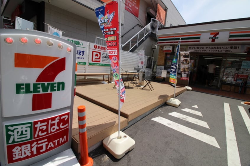 セブンイレブン　関大前店(コンビニ)まで220m フェラ三番館