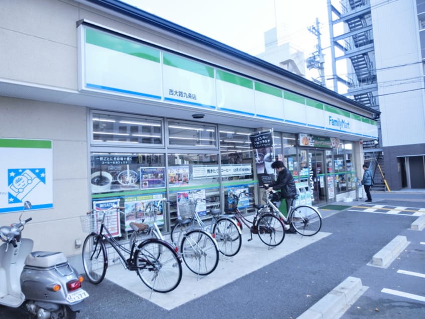 ファミリーマート西大路九条店(コンビニ)まで87m パインフィ－ルド吉祥院