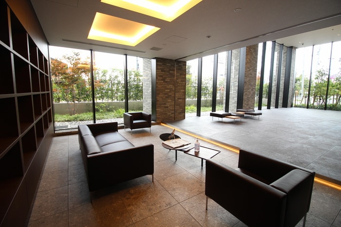 エントランス部分 ﾊﾟｰｸﾅｰﾄﾞ・ﾚｰﾍﾞﾝ茨木さわらぎ