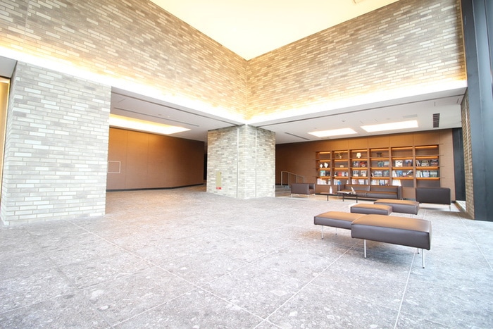 エントランス部分 ﾊﾟｰｸﾅｰﾄﾞ・ﾚｰﾍﾞﾝ茨木さわらぎ