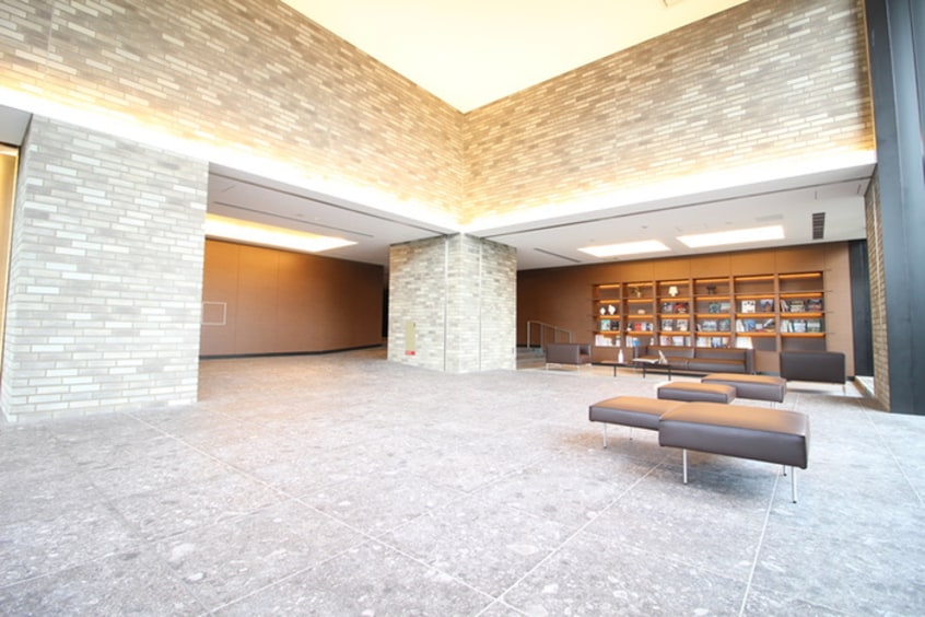 エントランス部分 ﾊﾟｰｸﾅｰﾄﾞ・ﾚｰﾍﾞﾝ茨木さわらぎ