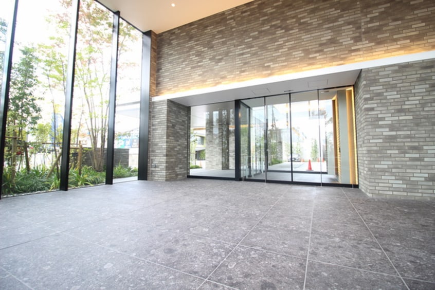 エントランス部分 ﾊﾟｰｸﾅｰﾄﾞ・ﾚｰﾍﾞﾝ茨木さわらぎ