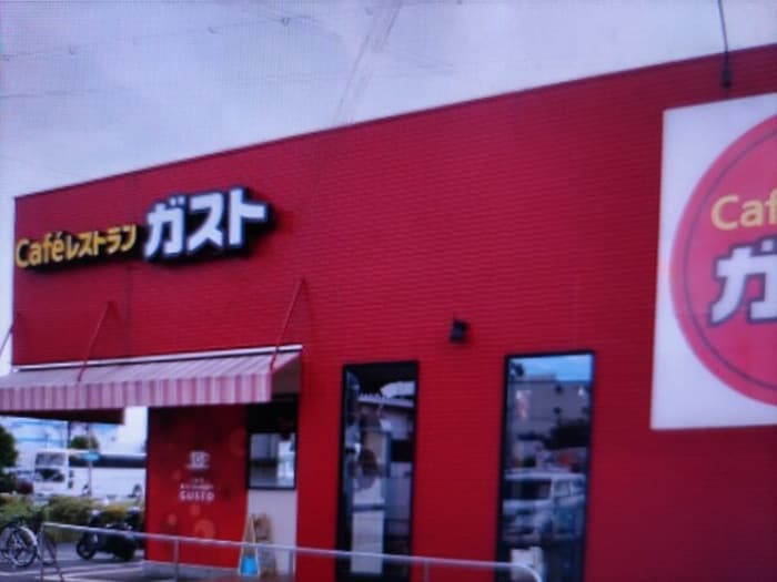 ガスト(その他飲食（ファミレスなど）)まで800m ﾊﾟｰｸﾅｰﾄﾞ・ﾚｰﾍﾞﾝ茨木さわらぎ