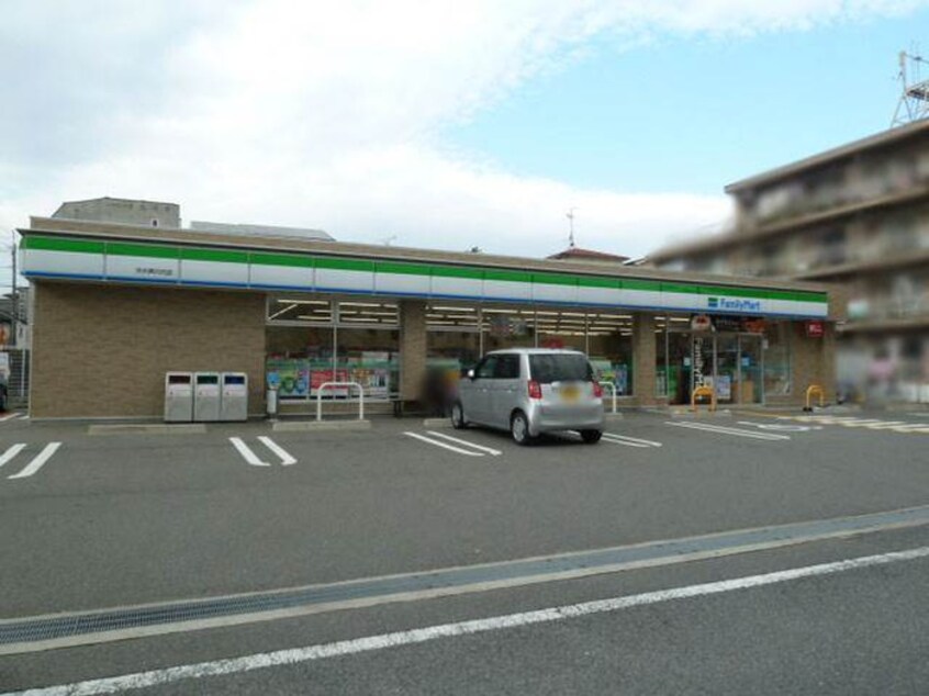 FamilyMart(コンビニ)まで740m ベルメゾン茨木