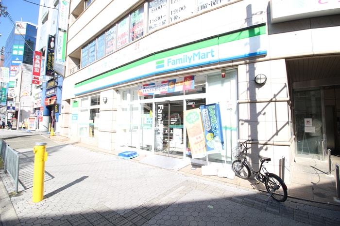 FamilyMart(コンビニ)まで300m プリティハウス