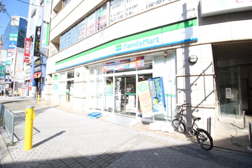 FamilyMart(コンビニ)まで300m プリティハウス