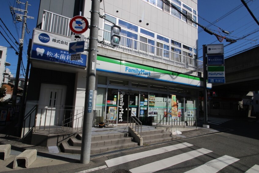 ファミリーマート(コンビニ)まで300m プリティハウス