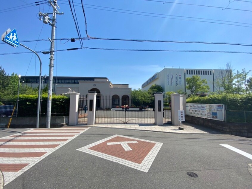 ヌヴェール学院高等学校(小学校)まで433m 龍宝マンション