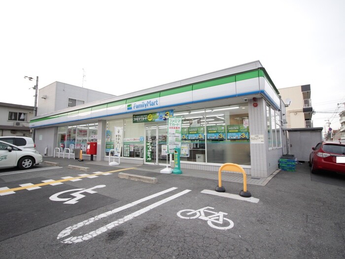 ファミリーマート(コンビニ)まで400m Ｌｏｂｅｌｉａ　ｃｏｕｒｔ