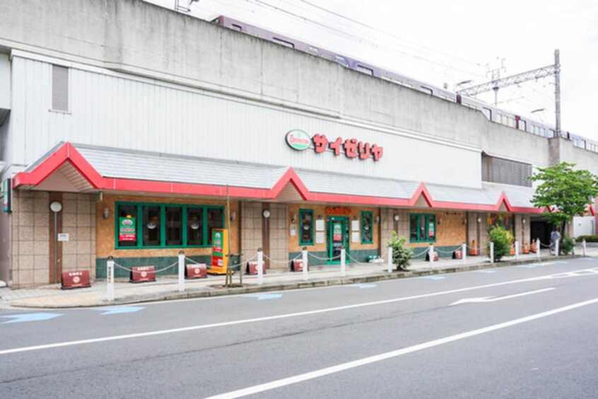 サイゼリヤ阪急高槻市駅(その他飲食（ファミレスなど）)まで700m 高槻ガーデンヒルズ