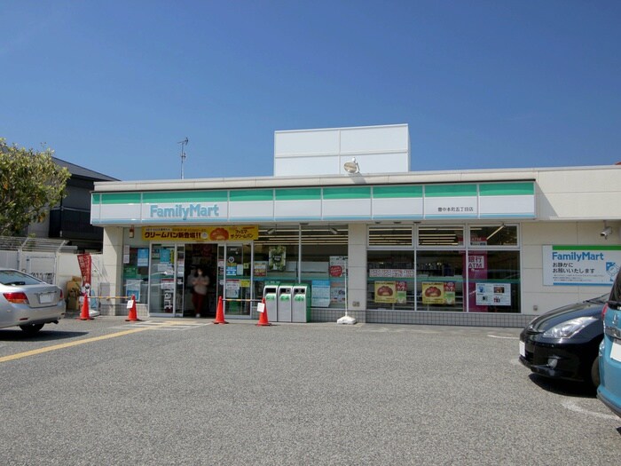 ファミリーマート豊中本町5丁目店(コンビニ)まで210m アジュール豊中本町