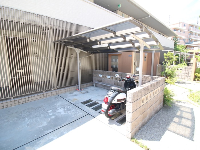 バイク置き場 グラン藤