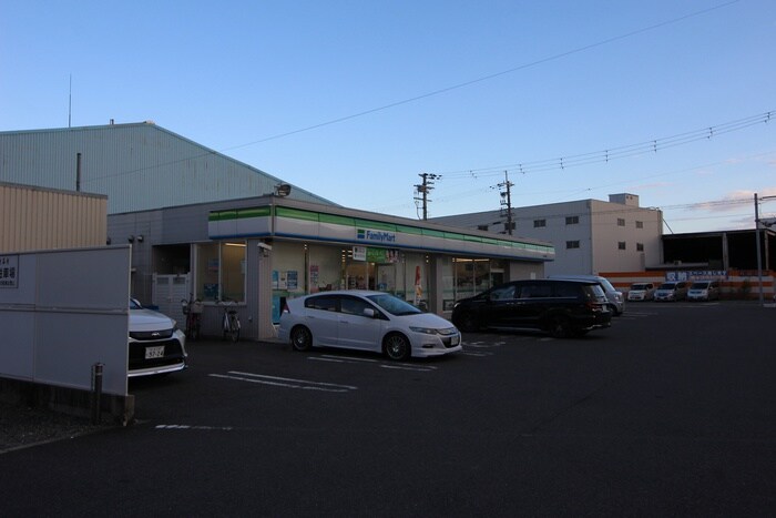 ファミリーマート(コンビニ)まで1207m ＩＢ　ＨＡＬ