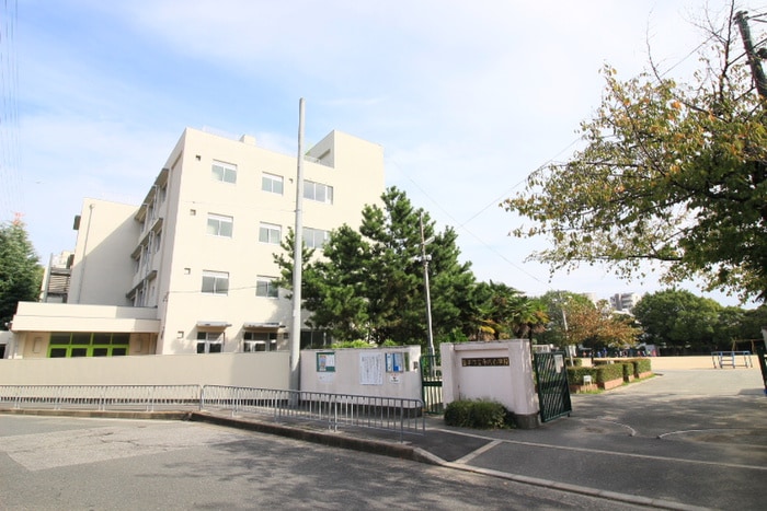 千里第三小学校(小学校)まで586m ベルファ－ス緑地公園