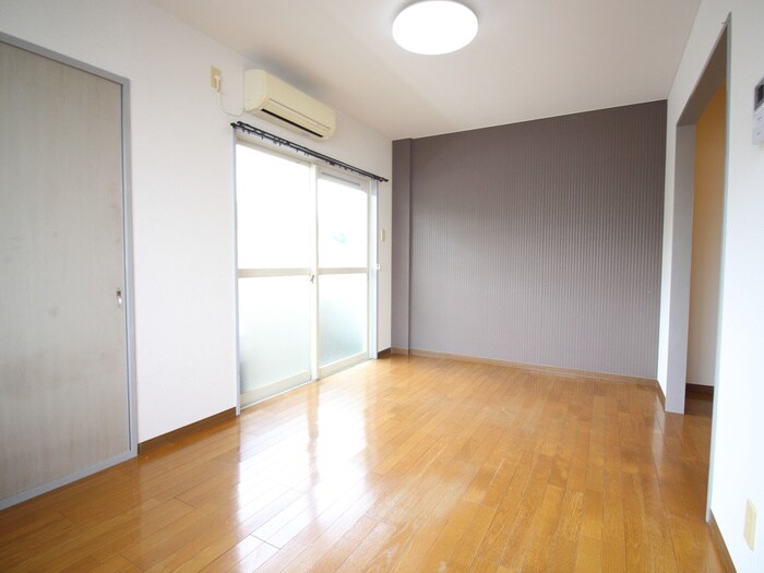 居室 トリヴェ－ル唐国