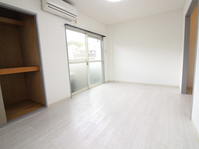 居室 トリヴェ－ル唐国