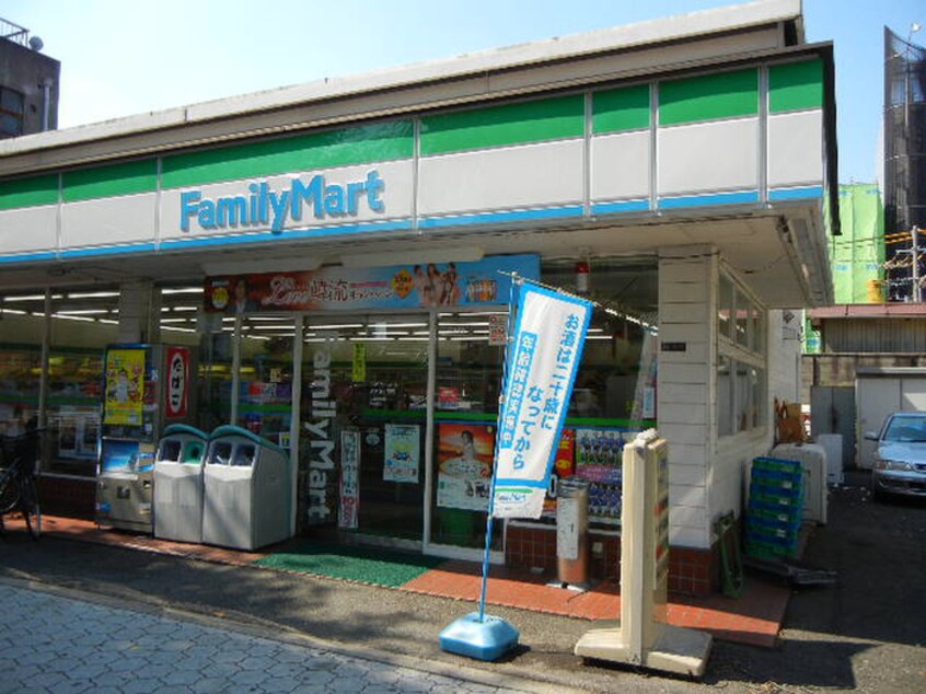 ファミリーマート小路駅東店(コンビニ)まで135m グランクオーレ布施