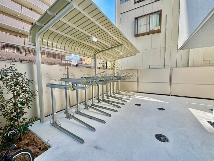 駐輪場 ACT DOORS天六