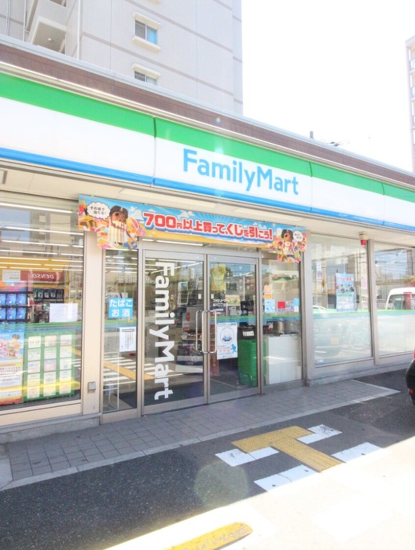 ファミリーマート(コンビニ)まで365m ﾌｧｰｽﾄﾌｨｵｰﾚ難波ｳｴｽﾄ(502)