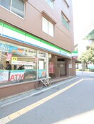 ファミリーマート阿波座駅前店(コンビニ)まで108m メゾニティ・クイーン阿波座