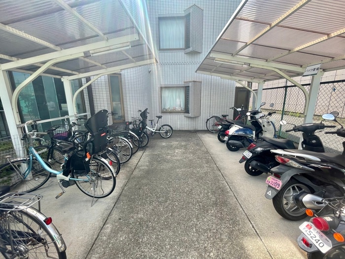 駐輪場 アヴェニ－ル向陽