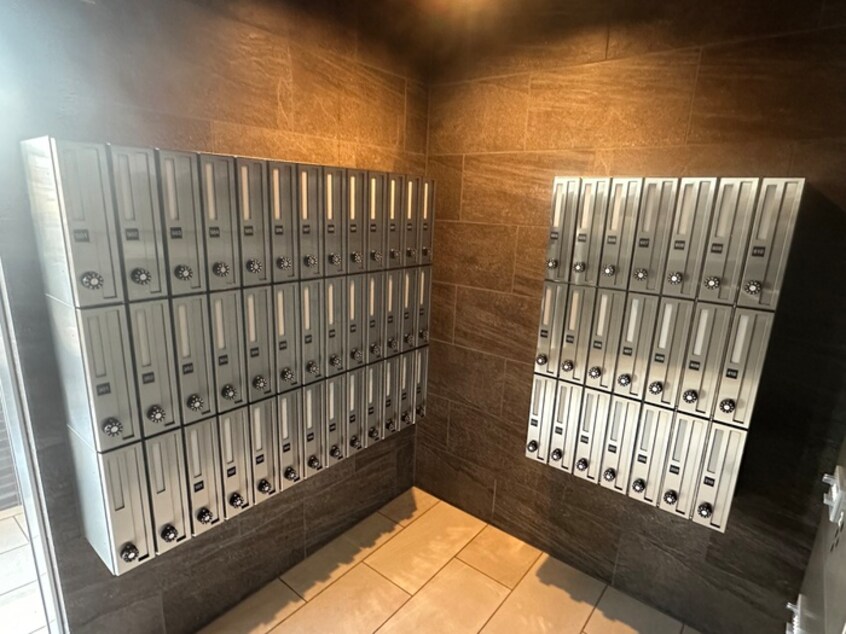 エントランス部分 ｸﾛｰﾊﾞｰ・ﾚｼﾞﾃﾞﾝｽ京都西大路