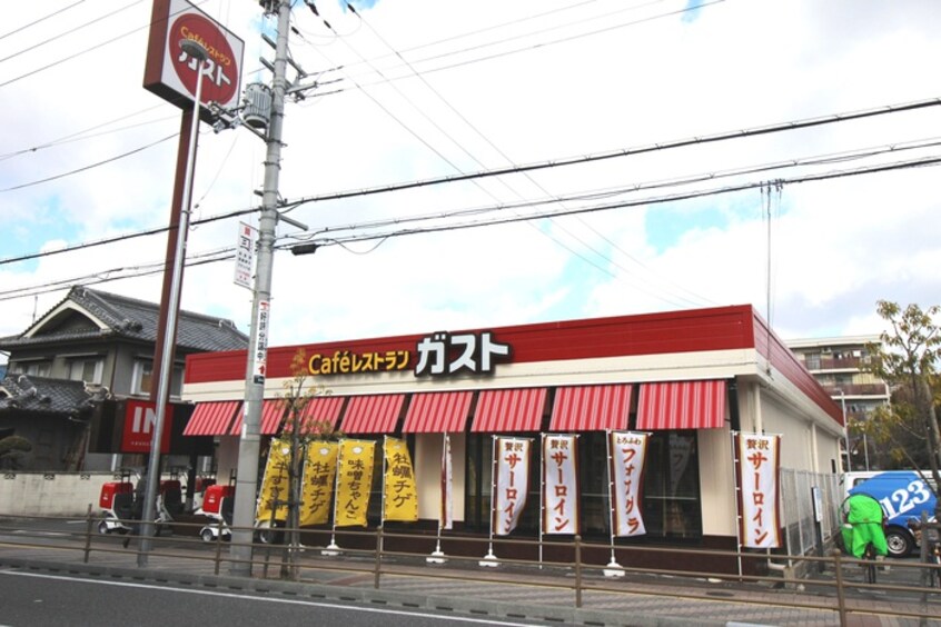 ガスト(その他飲食（ファミレスなど）)まで586m ソレイユ住道