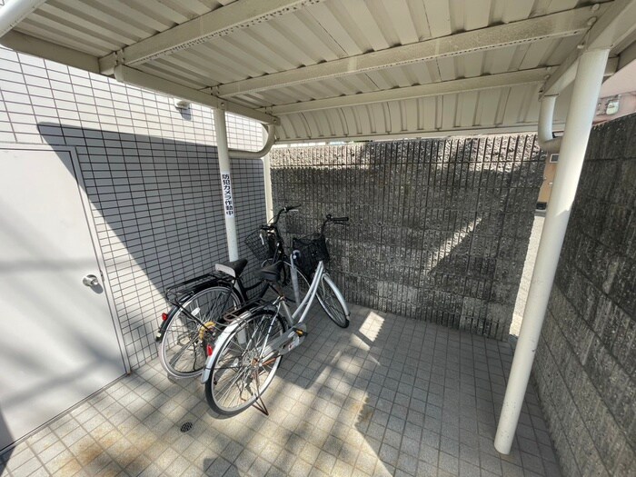 駐輪場 ハピネスホリノ