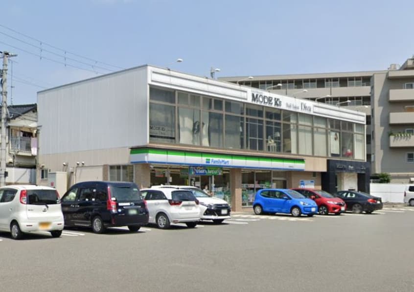 ファミリーマート(コンビニ)まで300m ヴィアラクティア宝塚