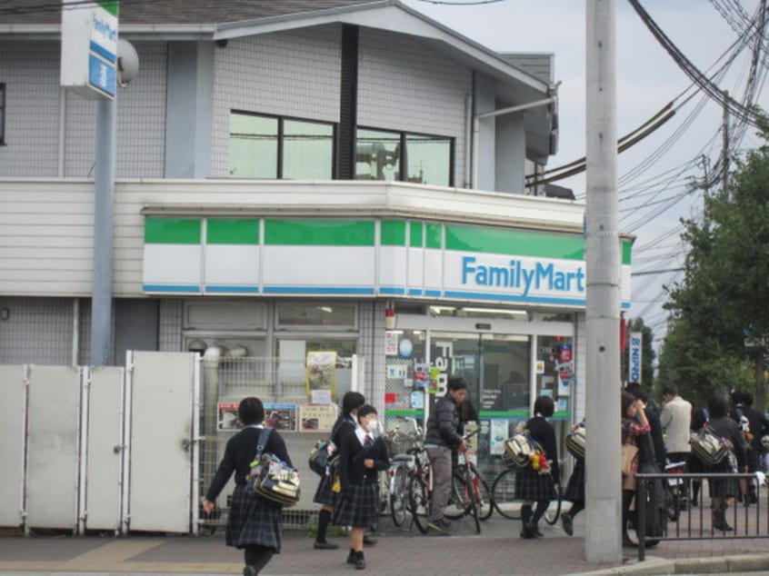 ファミリーマート加茂大橋店(コンビニ)まで700m エスパスーＹ