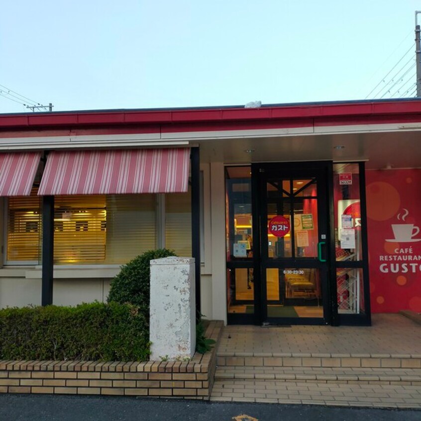 ガスト(その他飲食（ファミレスなど）)まで580m グレイス千里丘