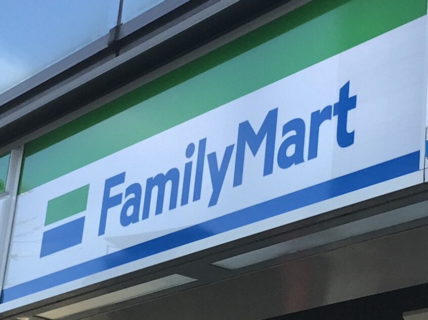 ファミリーマート(コンビニ)まで155m エルメゾン嵯峨