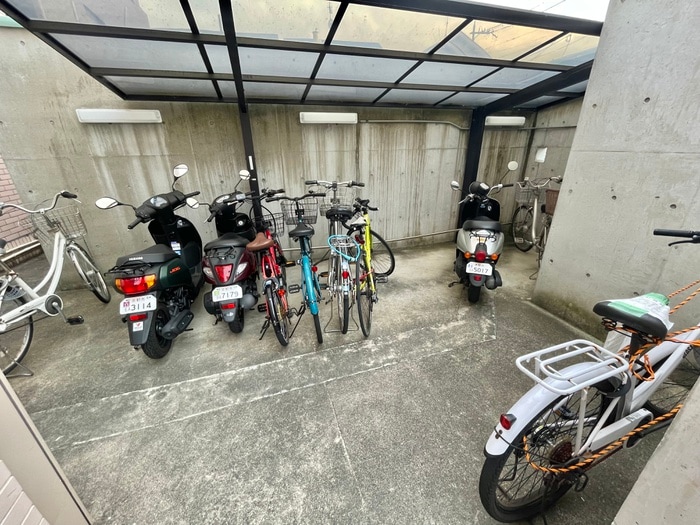 駐輪場 アザレア館