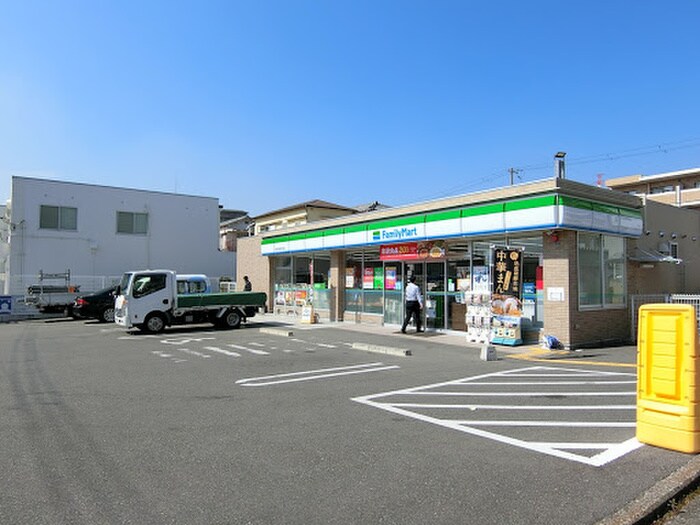 ファミリーマート江坂5丁目店(コンビニ)まで250m パレ緑地公園