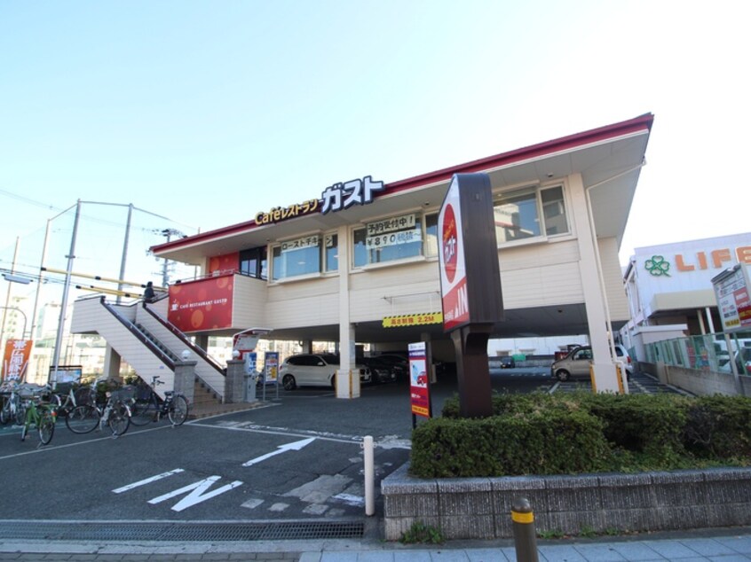 ガスト(その他飲食（ファミレスなど）)まで275m KAUNIS LUSSO