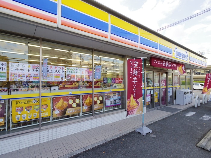 ミニストップ(コンビニ)まで570m フレグランスヴィレッジ京田辺Ⅱ