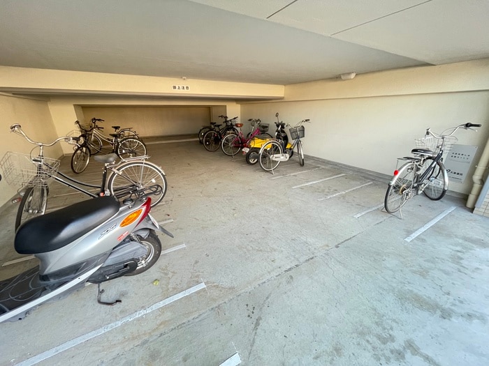 駐輪場 レジデンス薪