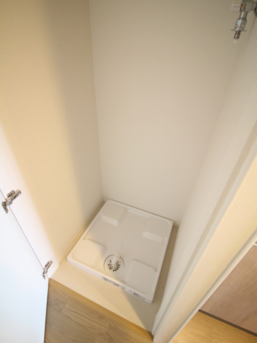 洗濯機置場 ﾚｼﾞｭｰﾙｱｯｼｭ塚本Ⅱ（1102）