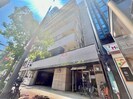 新納ビルの外観