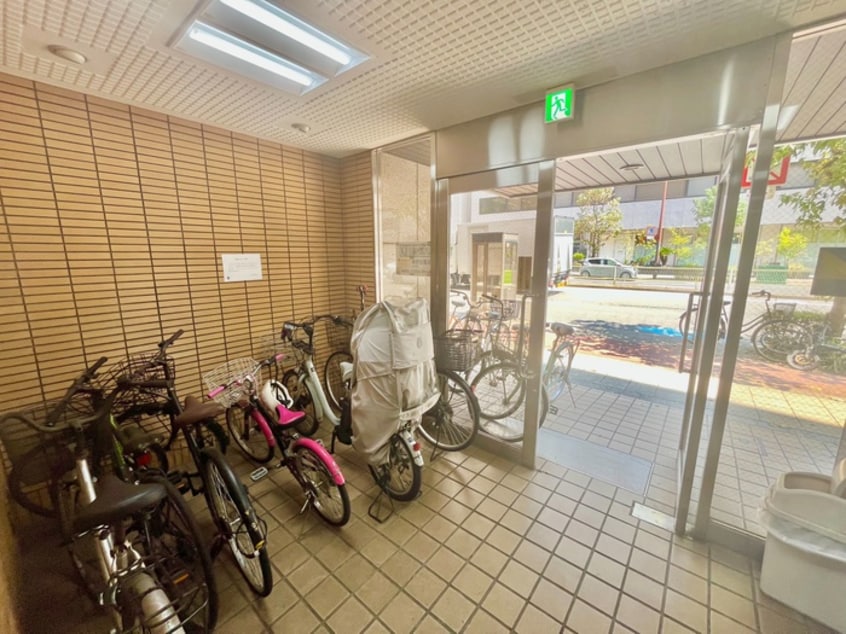 駐輪場 新納ビル