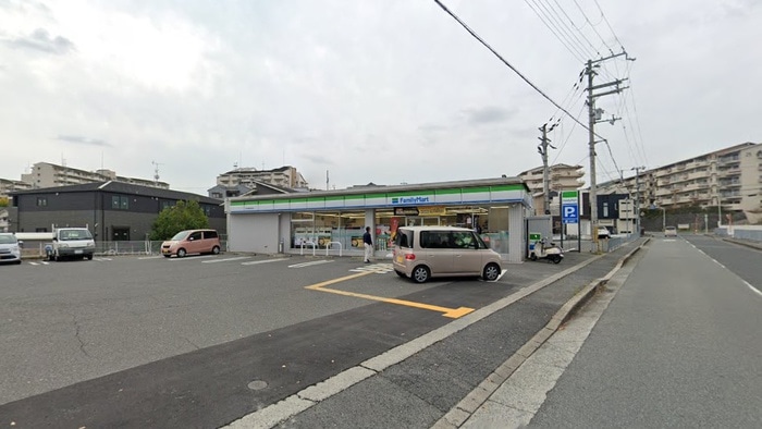 ファミリーマート(コンビニ)まで450m レイナ錦織