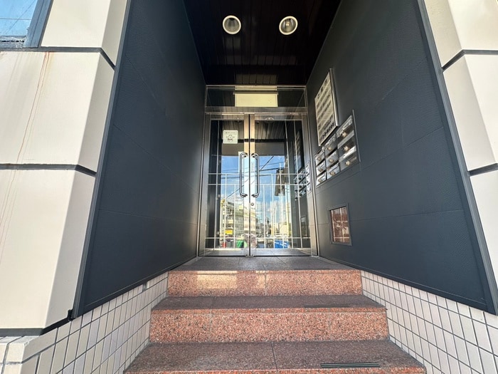 エントランス部分 リビングサロンビル