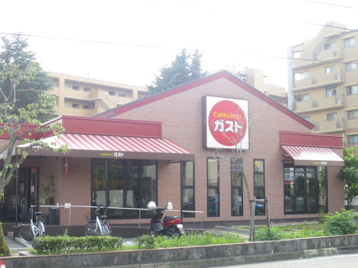 ガスト(その他飲食（ファミレスなど）)まで100m 宝塚シャンテリ－ハイツ