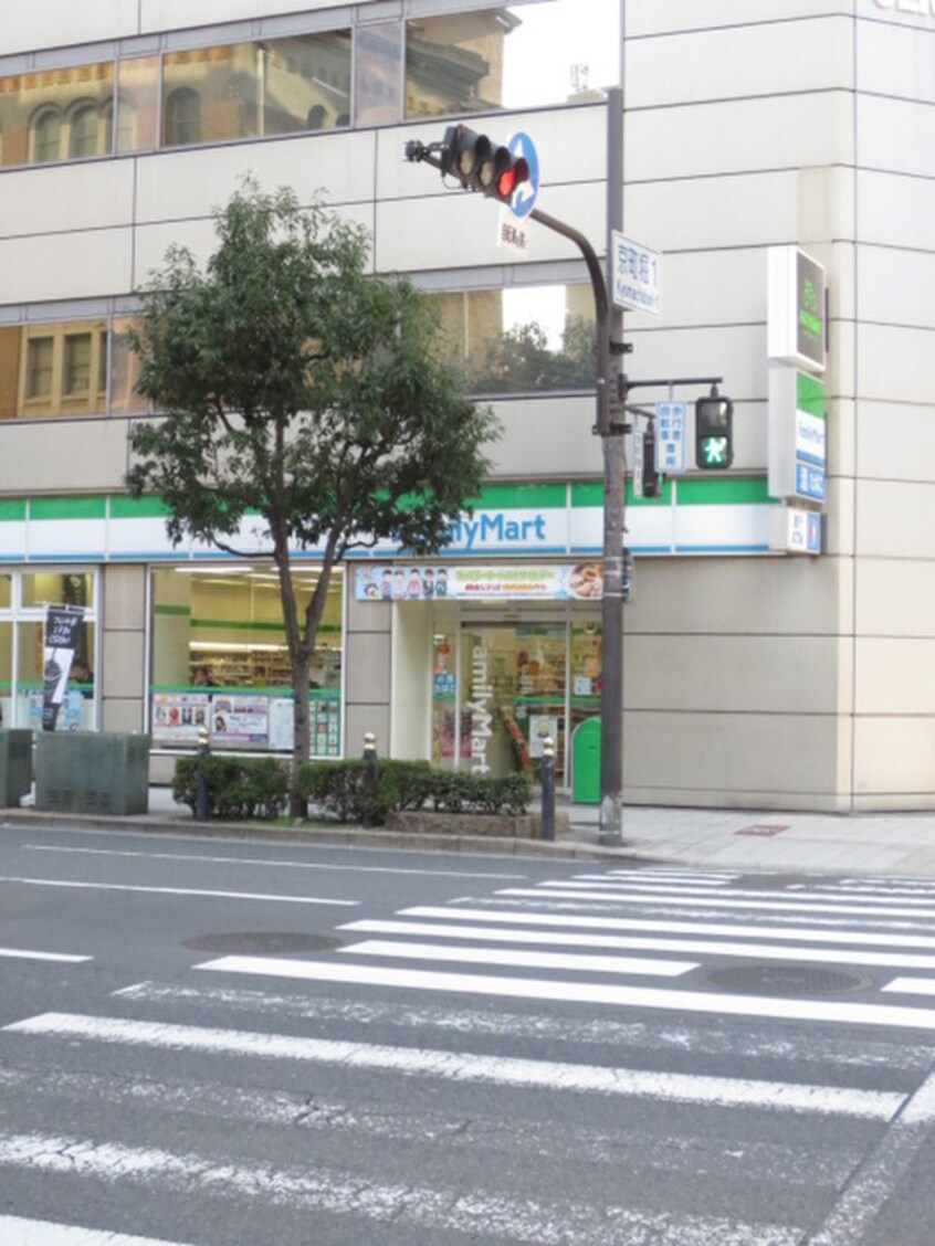 ファミリーマート(コンビニ)まで104m エス・キュ－ト平野町