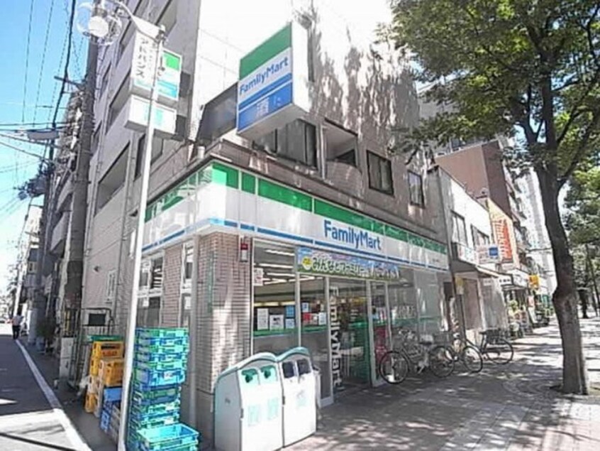 ファミリーマート(コンビニ)まで135m マテリアル戸田