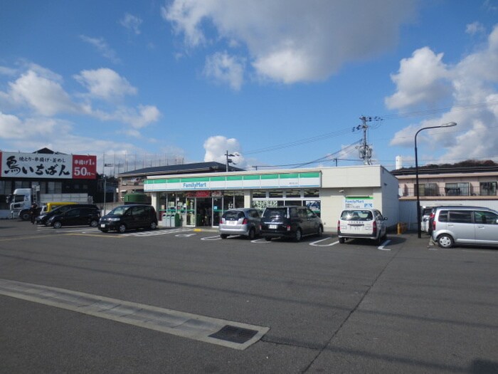 ファミリーマート(コンビニ)まで800m ハイツフロ－ラ南