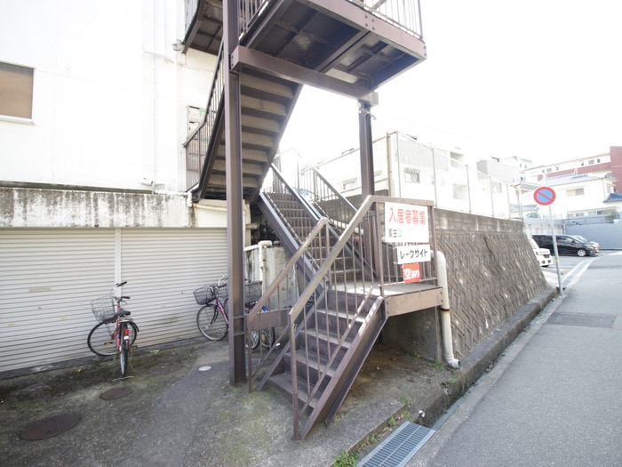 エントランス部分 マンション レークサイド