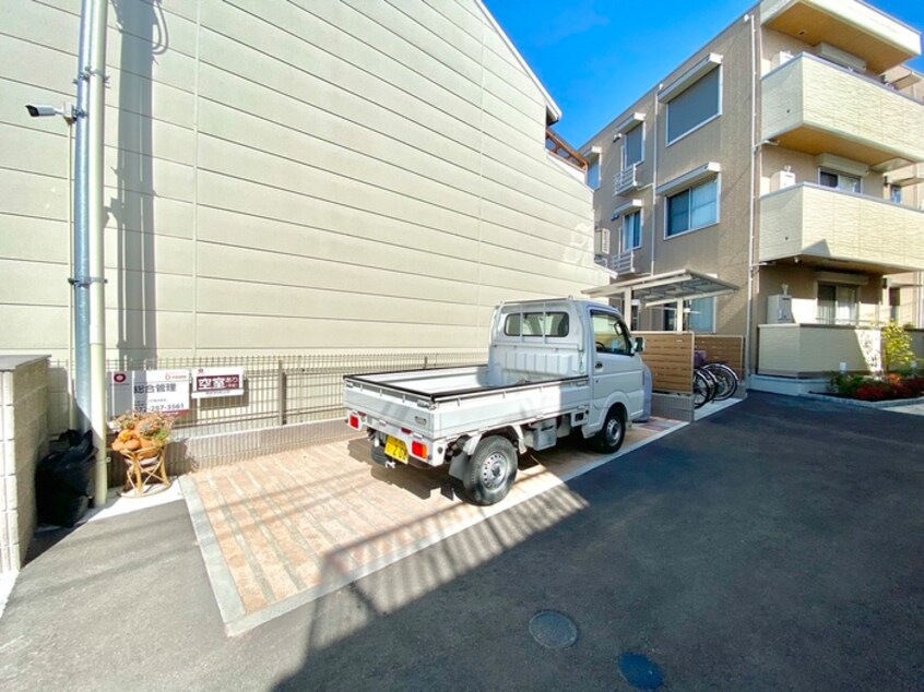 駐車場 シャルマン東三国ケ丘